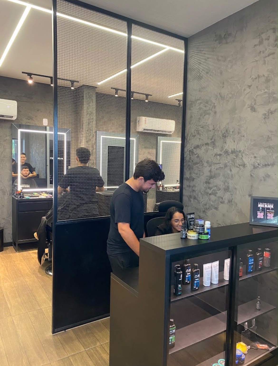 Ambiente moderno da Barbearia MSS BLACK em Bom Jesus, Piauí