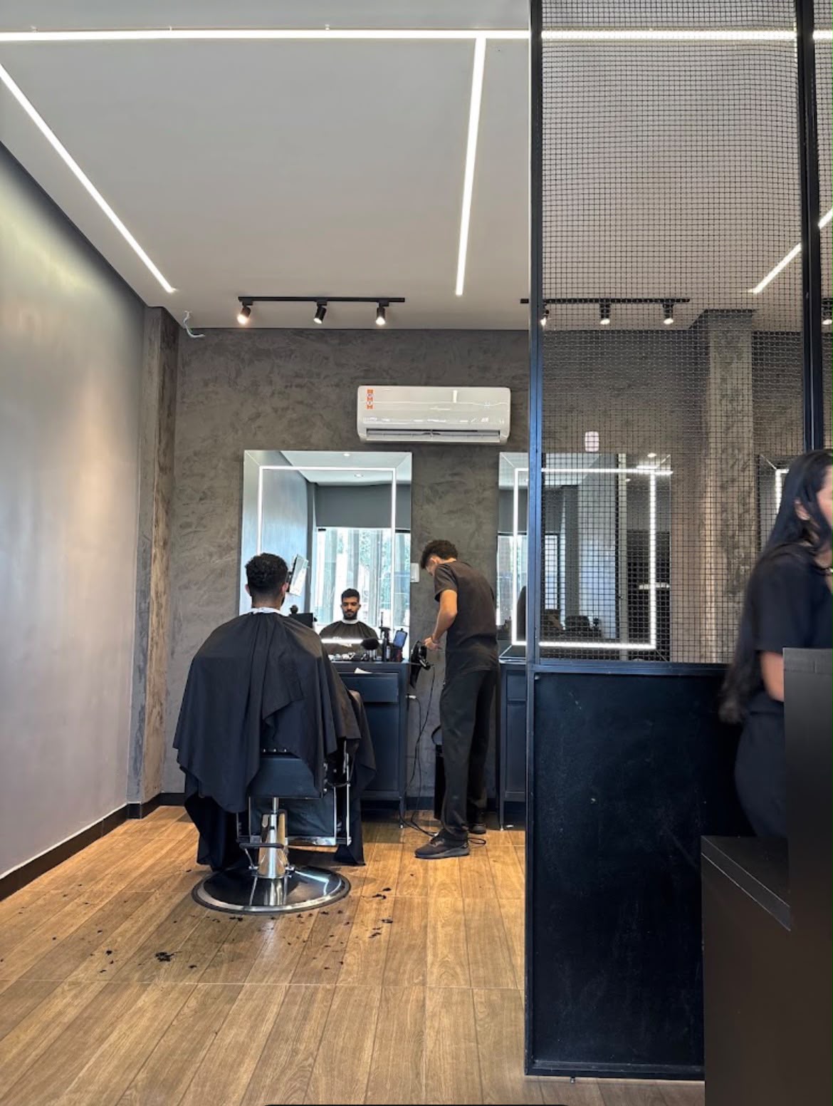Área de corte e ambiente moderno da Barbearia MSS BLACK