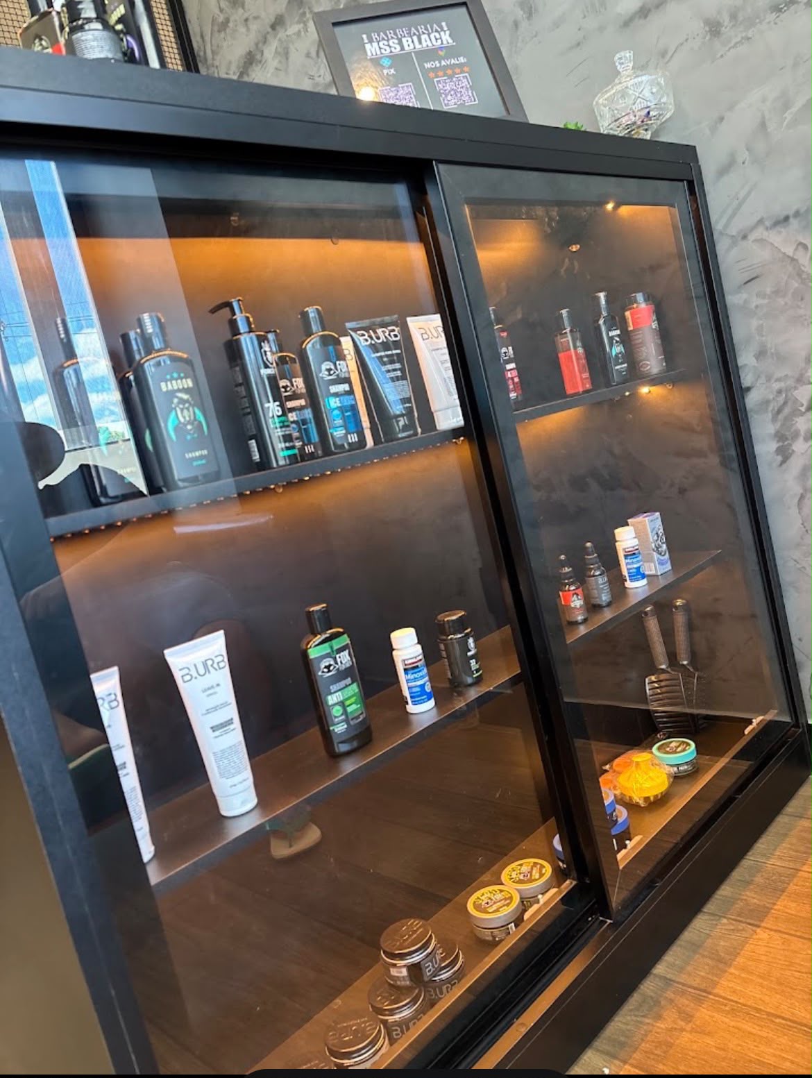 Vitrine de produtos premium para cabelo e barba na MSS BLACK